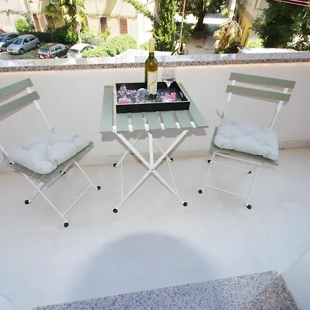 Bright & Modern 2-bedroom Flat In Pula