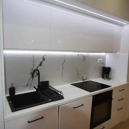 Bright & Modern 2-bedroom Flat In Pula