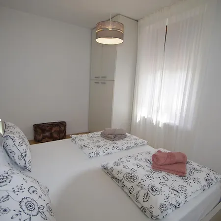 Bright & Modern 2-bedroom Flat In Apartment Pula