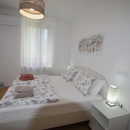 Bright & Modern 2-bedroom Flat In