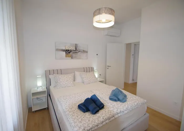 Bright & Modern 2-bedroom Flat In 풀라