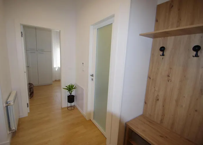 Bright & Modern 2-bedroom Flat In *