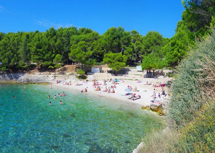 Bright & Modern 2-bedroom Flat In 아파트 풀라