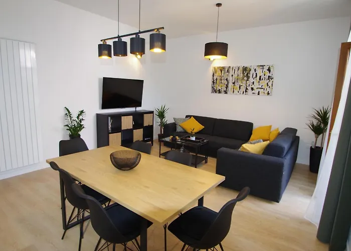 Bright & Modern 2-bedroom Flat In * 풀라
